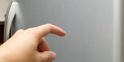 Como remover um arranhão de uma porta de geladeira de aço inoxidável