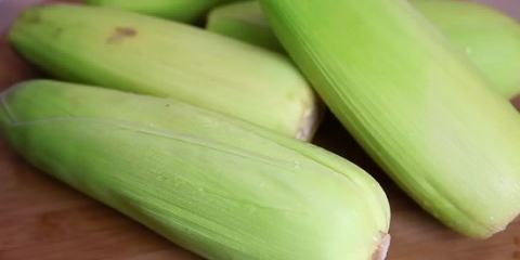 Cozinhar uma espiga de milho no microondas