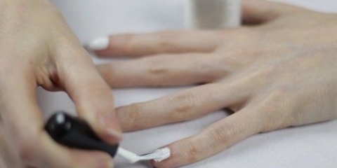 Crie um efeito mármore em suas unhas com água