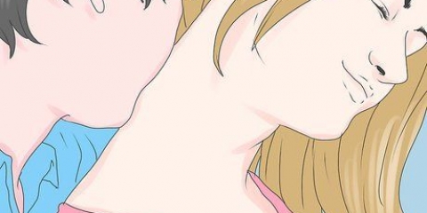 Beijando uma garota no pescoço