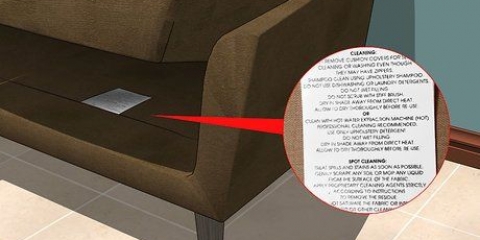 Como limpar um sofá estofado de microfibra