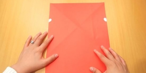 Dobre um coração de origami