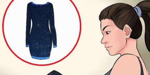 Usando um vestido de paetês