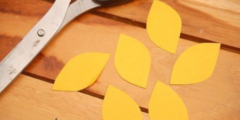 Fazendo uma flor de papel