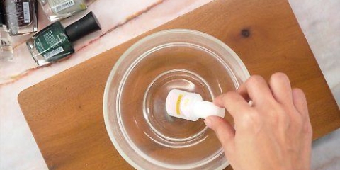 Abra um pote de cola para unhas