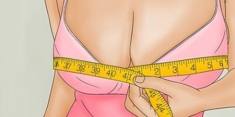Vestindo um sutiã push-up