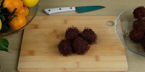 Comer um rambutan