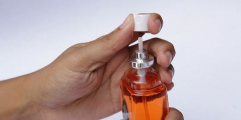 Encha uma garrafa de viagem com perfume
