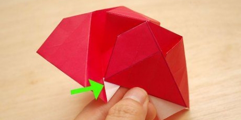 Como dobrar uma rosa de papel