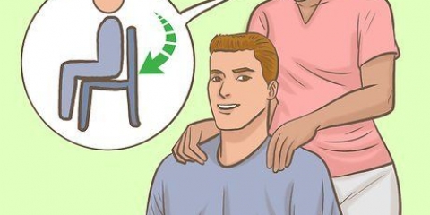Dando uma massagem no ombro