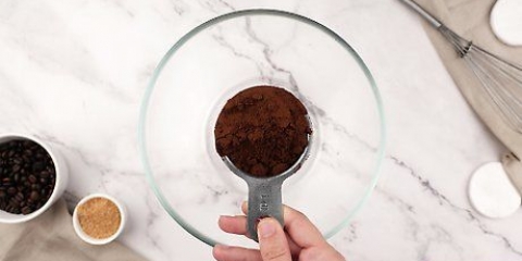 Fazendo uma esfoliação com açúcar e café