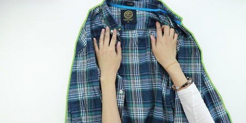 Dobrando uma camisa para viajar