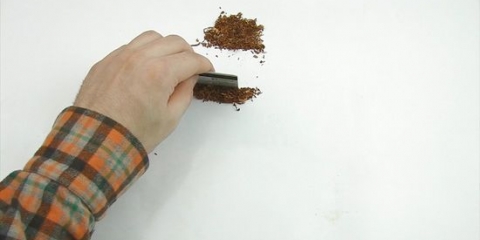 Enrolando um cigarro