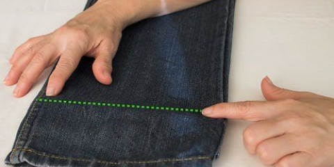Fazendo bainha de uma calça jeans