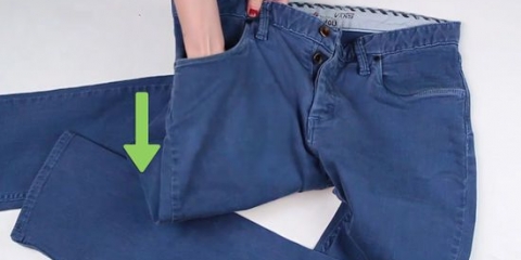 Dobrando um par de jeans