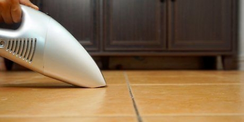 Limpando um piso de cerâmica