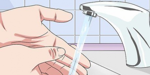 Realize um exame de urina com uma tira de teste