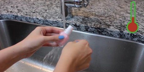 Abrindo uma garrafa presa de esmalte