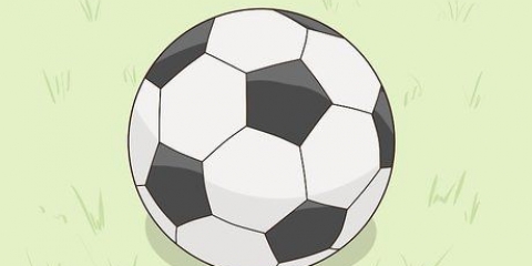 Atirar uma bola de futebol