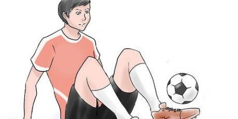 Chutando uma bola de futebol