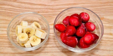 Fazendo um smoothie de iogurte de frutas