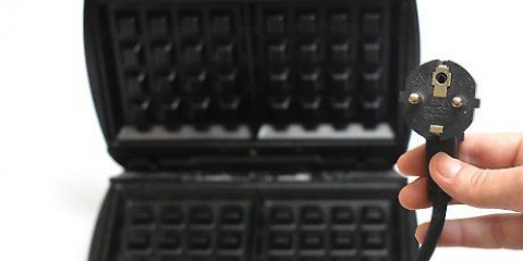 Limpando um ferro de waffle