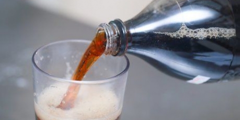 Limpando um banheiro com coca-cola