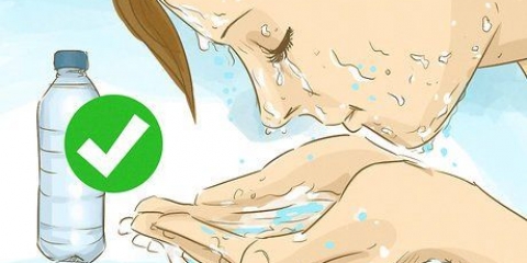 Tirando um fio de cílios do seu olho