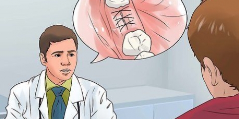 Remover restos de comida da ferida quando o dente do siso foi extraído