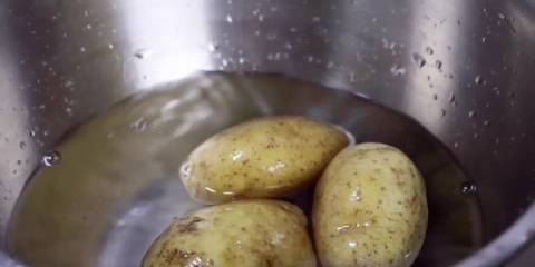Fazendo batatas fritas em uma fritadeira