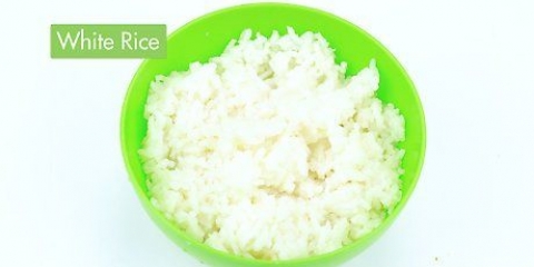 Fazendo arroz frito com frango
