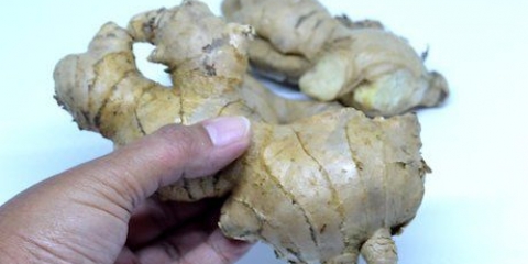 Preparando gengibre para cozinhar ou assar