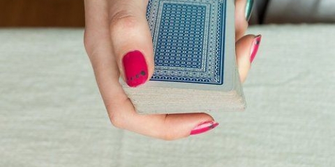 Fazendo truques de mágica com cartas