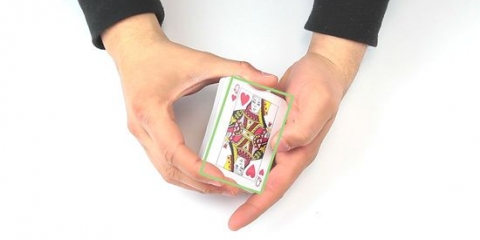 Fazendo truques de mágica com cartas