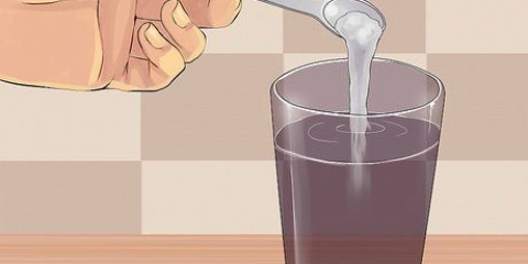 Faça gargarejos com uma solução salina