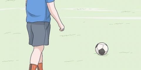 Chute forte com uma bola de futebol