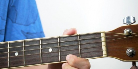 Tocando o acorde bm em uma guitarra