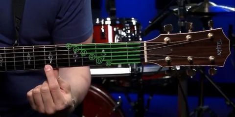 Tocando o acorde c maior em uma guitarra