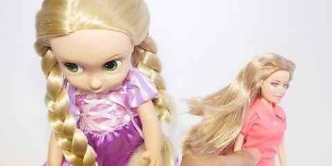 Lave o cabelo de uma boneca com água fervente