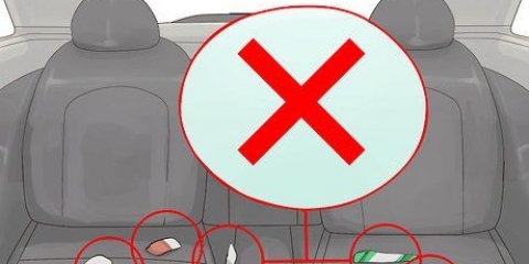 Limpando o interior do seu carro com shampoo