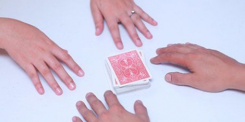 Jogando o jogo de cartas trinta e um