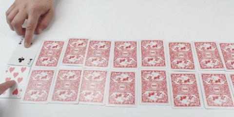 Jogando a guerra do jogo de cartas
