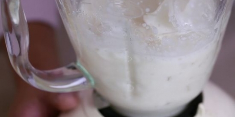 Fazendo sorvete com leite no liquidificador