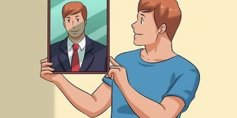 Organize fotos emolduradas em uma parede