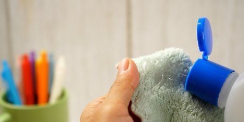 Tirando tinta de uma caneta da sua pele