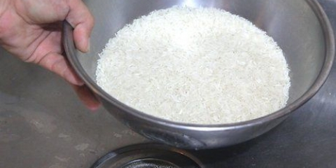 Cozinhar arroz de jasmim em uma panela de arroz