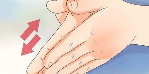 Massageando seus seios