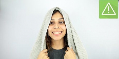Enrole o cabelo em uma toalha