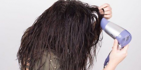 Enrole o cabelo com um lápis