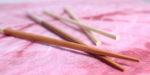 Prenda o cabelo com pauzinhos
